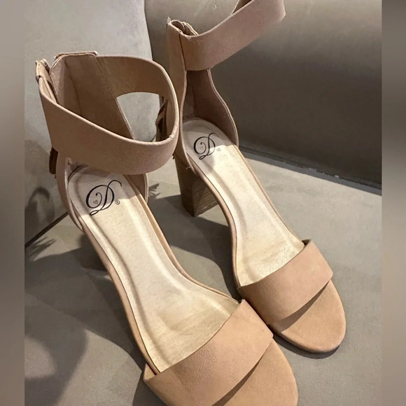 Beige Tassel Heels Size 7.5 - Picture 1 of 3